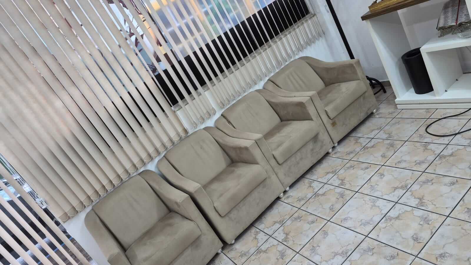 Sofá da recepção do salão